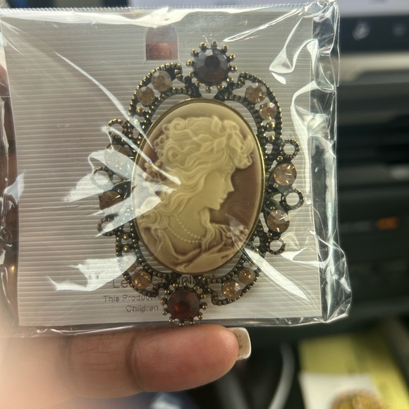 Vintage-Inspired Cameo Brooches Set - Gold & Ivory Accents 3pk - Picture 2 of 3